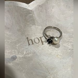 Pandora black flower w/pearl ring💕